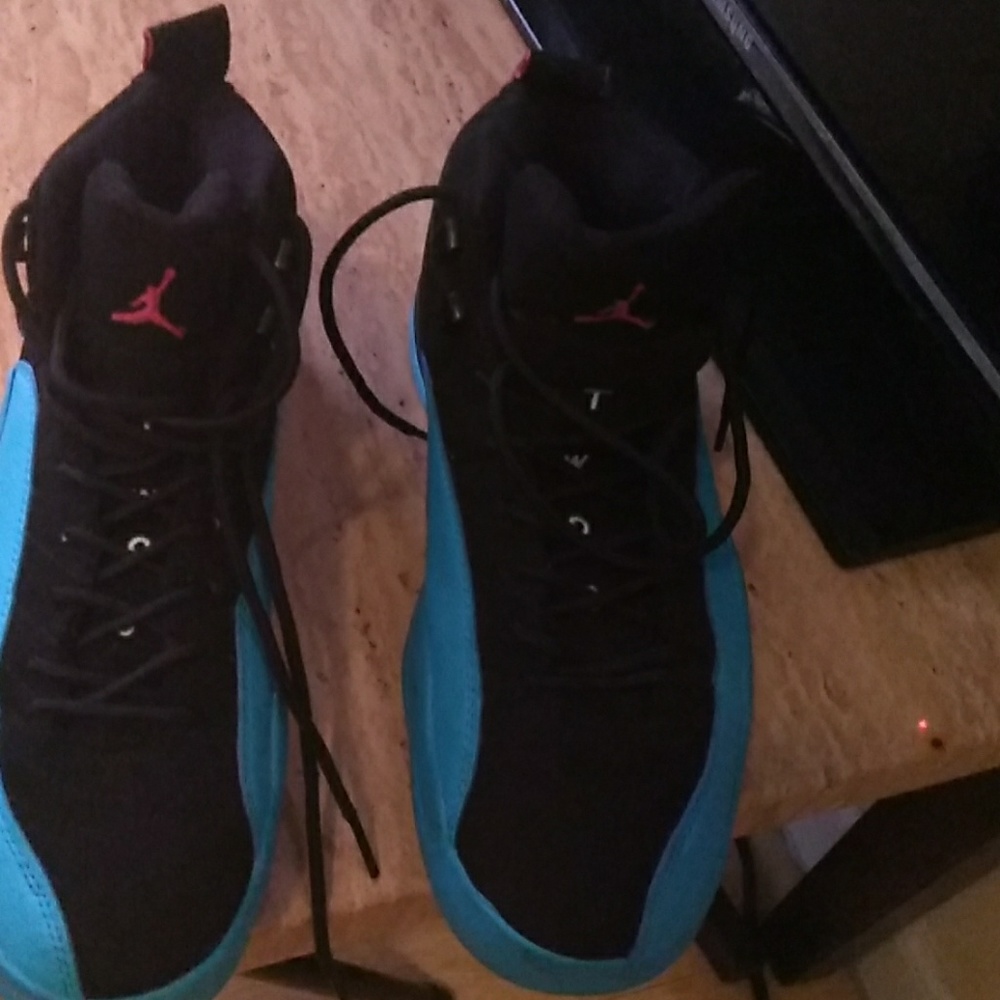 Black and blue Jordan size 7 1/2 boys